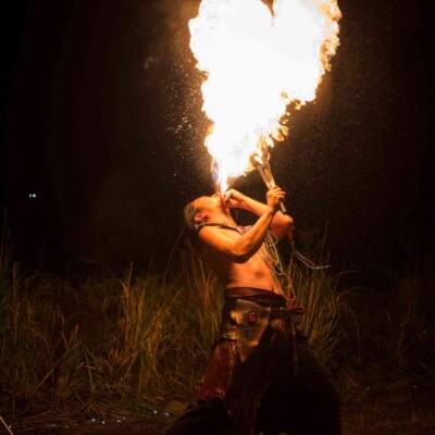 火吹き アウトドアフェスで火付盗賊のファイアーパフォーマンス