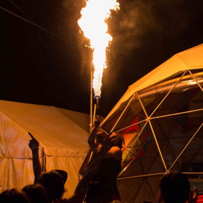 アウトドアフェスで火付盗賊のファイアーパフォーマンス