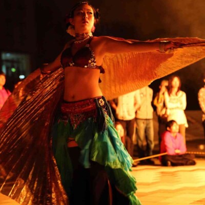 大学祭の火付盗賊ファイアーショー、イシスウィングで踊るベリーダンサー