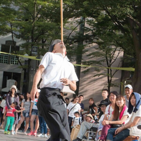おこたんぺのチンバランス大道芸