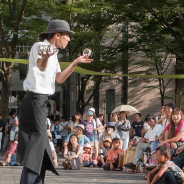 おこたんぺのコンタクトジャグリング大道芸