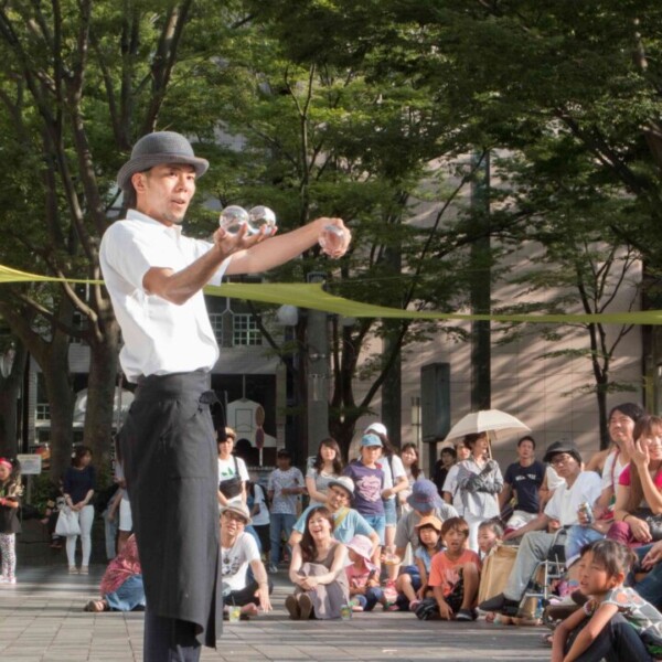 おこたんぺのコンタクトジャグリング大道芸