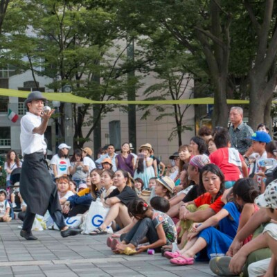 おこたんぺのジャグリングショー おこたんぺのコンタクトジャグリング大道芸