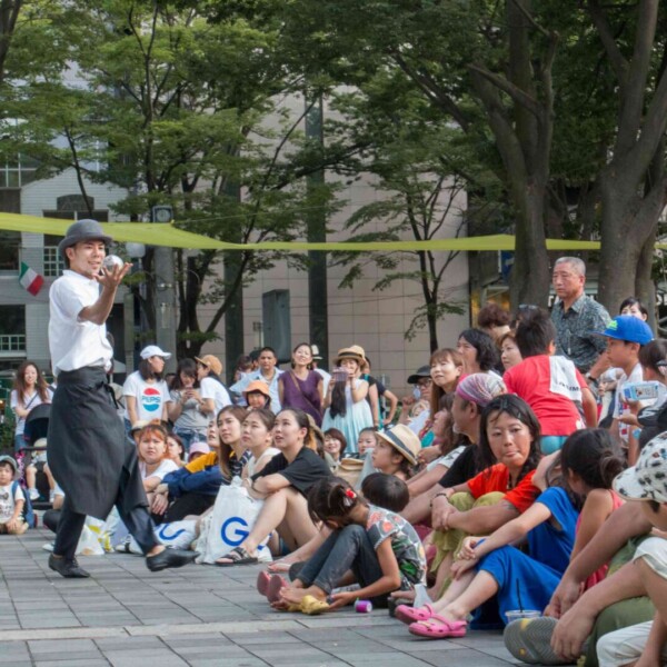 おこたんぺのコンタクトジャグリング大道芸