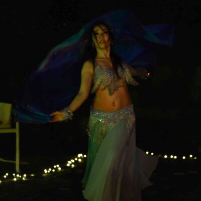 ローズガーデンでベリーダンスショー