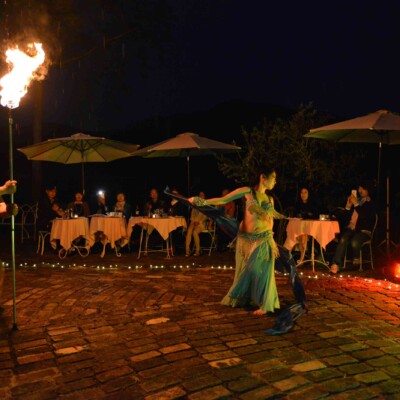 ローズガーデンでファイアーベリーダンスショー