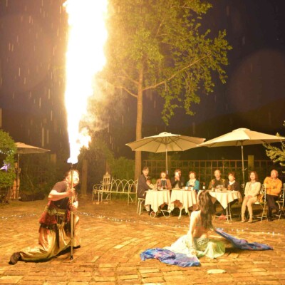 ローズガーデンでファイアーベリーダンスショー