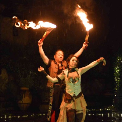 ローズガーデンでファイアーベリーダンスショー