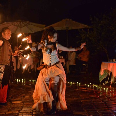 ローズガーデンでファイアーベリーダンスショー