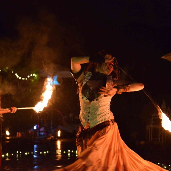 ローズガーデンでファイアーベリーダンスショー