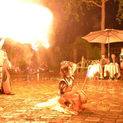 ローズガーデンでファイアーベリーダンスショー