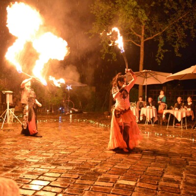 イヨイヨのファイアソードダンス ローズガーデンでファイアーベリーダンスショー