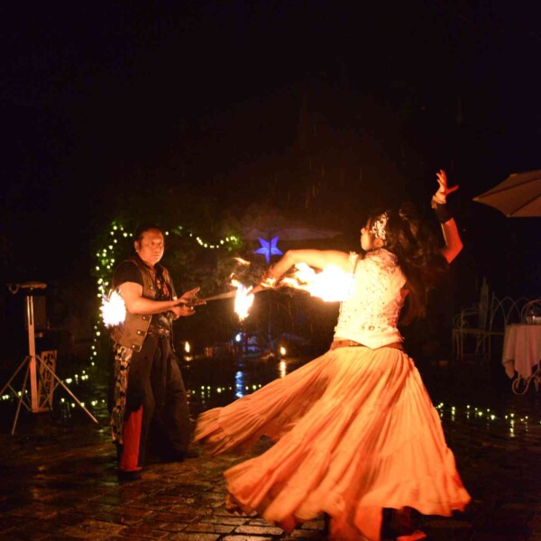 ローズガーデンでファイアーベリーダンスショー