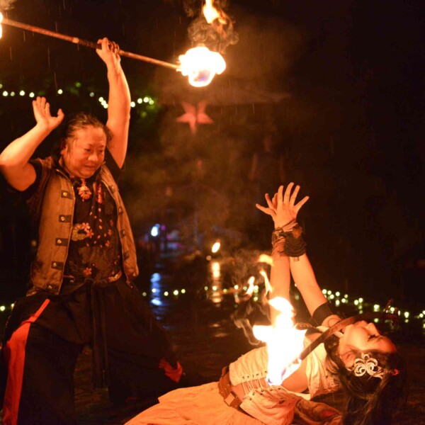 ローズガーデンでファイアーベリーダンスショー