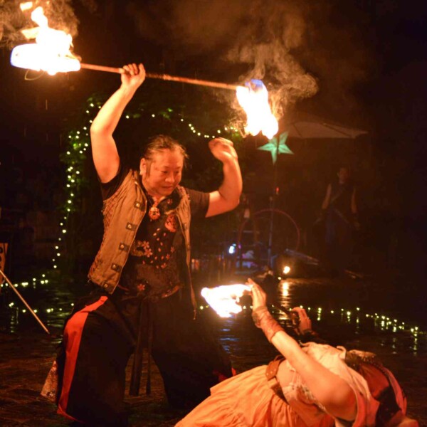 ローズガーデンでファイアーベリーダンスショー