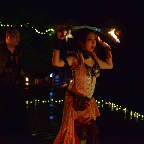 ローズガーデンでファイアーベリーダンスショー