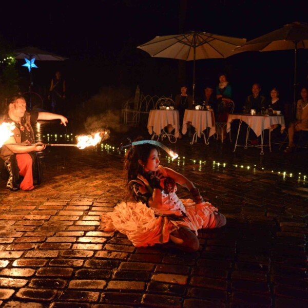 ローズガーデンでファイアーベリーダンスショー