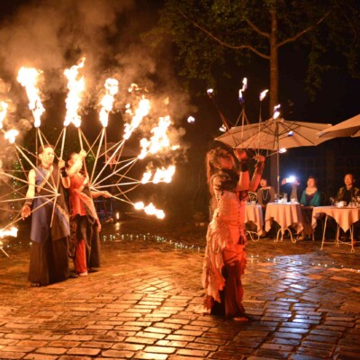 ローズガーデンでファイアーベリーダンスショー