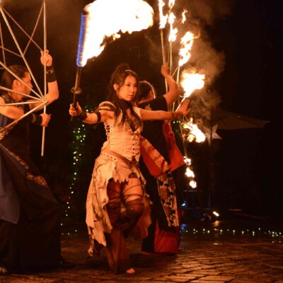 ローズガーデンでファイアーベリーダンスショー