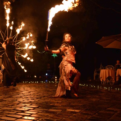 ローズガーデンでファイアーベリーダンスショー