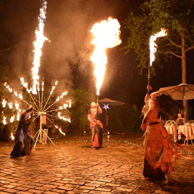 ローズガーデンでファイアーベリーダンスショー