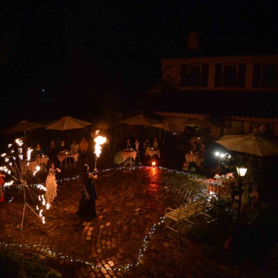 ローズガーデンでファイアーベリーダンスショー