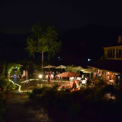 ローズガーデンでファイアーベリーダンスショー