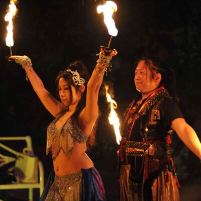 ローズガーデンでファイアーベリーダンスショー