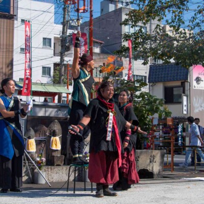 ファイアーティアラに着火 大須大道町人祭の火付盗賊ファイアーショー