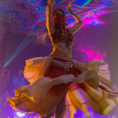 アウトドアフェスで踊るベリーダンサー