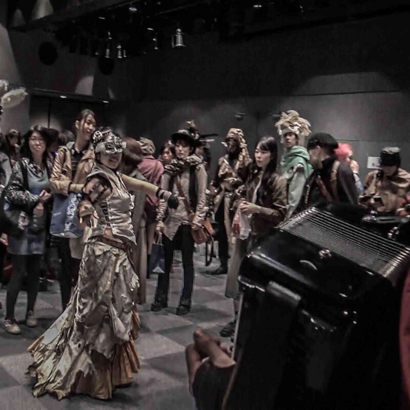 スチームパンク販売会で火付盗賊ダンスパフォーマンス