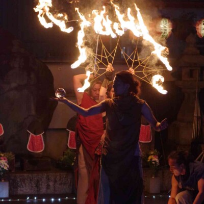 メンバー総出でおこたんぺのコンタクトジャグリングを照らします 大須大道町人祭の火付盗賊ファイアーショー