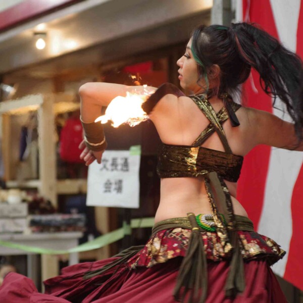 大須大道町人祭の火付盗賊の大道芸でベリーダンス