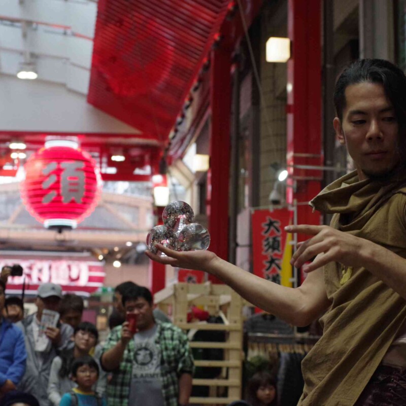 大須大道町人祭の火付盗賊おこたんぺのコンタクトジャグリング