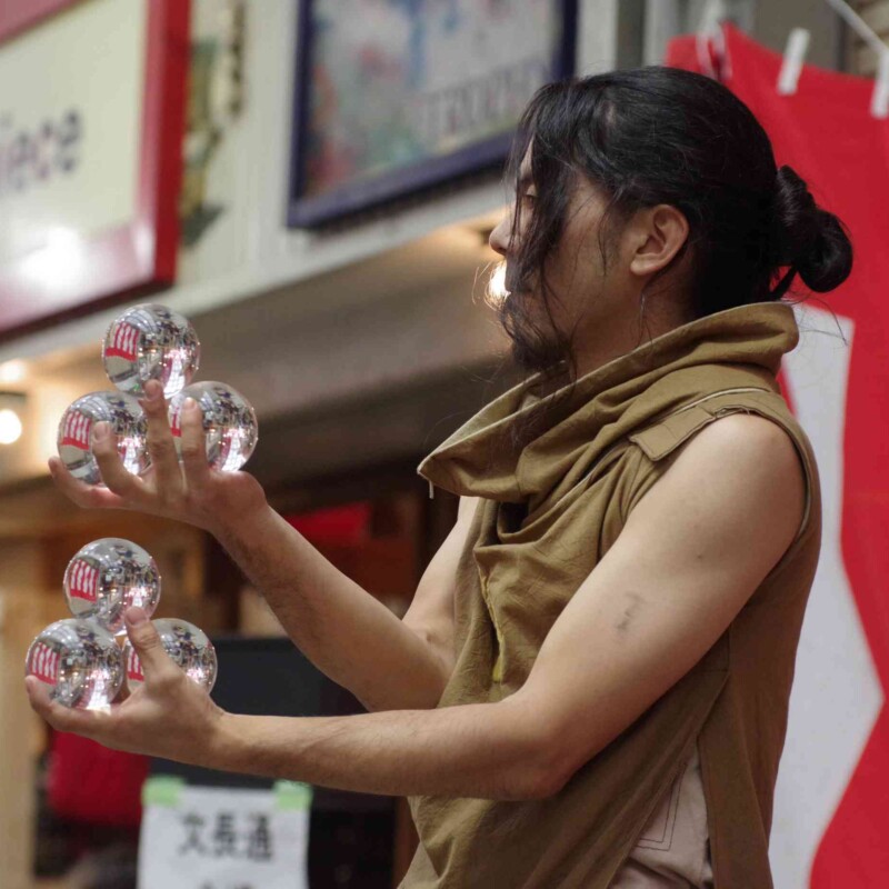 大須大道町人祭の火付盗賊おこたんぺのコンタクトジャグリング