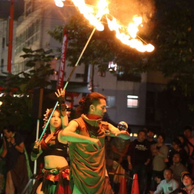 パラソルサイズの火傘でおこたんぺのコンタクトジャグリングを照らします 大須大道町人祭の火付盗賊ファイアーショー