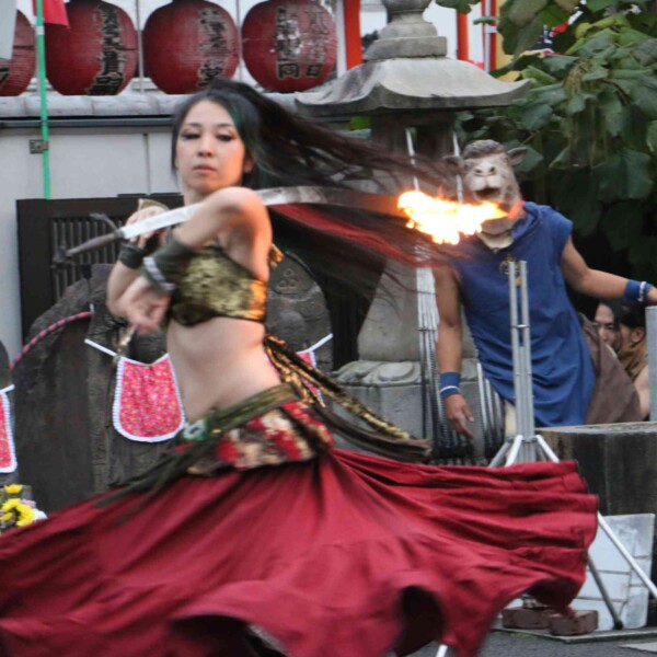 大須大道町人祭の火付盗賊の大道芸でベリーダンス