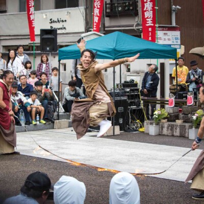 大須大道町人祭の火付盗賊の大道芸でファイアー縄跳び