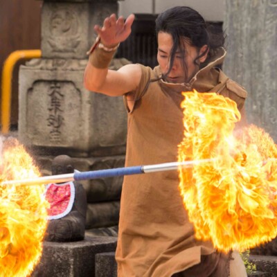 棒を回すと遠心力で燃料が飛び散り、それに火が引火して爆発します 大須大道町人祭の火付盗賊ファイアーショー