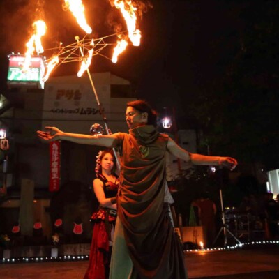 おこたんぺのコンタクトジャグリング。真ん中でカメラ、しかも火付盗賊の構成に慣れてるKenjiさんにしかとれないこのタイミング 大須大道町人祭の火付盗賊ファイアーショー