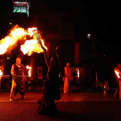 イヨイヨの合図で順番にバーンアウト 大須大道町人祭の火付盗賊ファイアーショー