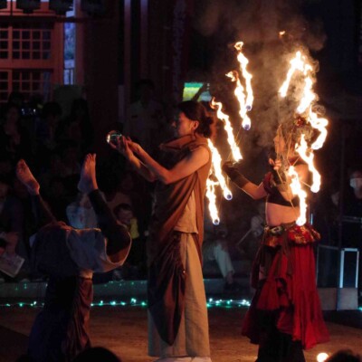 メンバー総出でおこたんぺコンタクトジャグリングを盛り上げます 大須大道町人祭の火付盗賊ファイアーショー