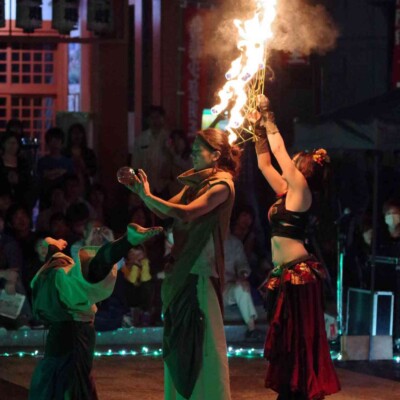 逆立ち寛太とおこたんぺコンタクトジャグリングとイヨイヨファイアーファンズ 大須大道町人祭の火付盗賊ファイアーショー