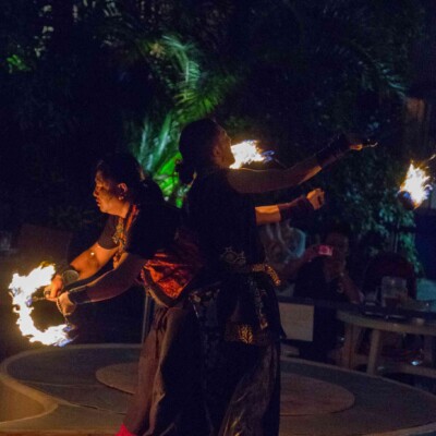 サンシャイン水族館屋上ビアガーデンで火付盗賊ファイアーショー