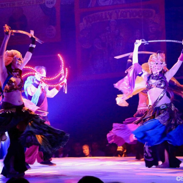 仮面ダンサーのソードダンス群舞