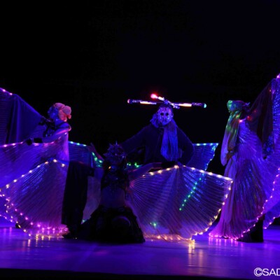 女性ダンサーのライトパフォーマンス群舞