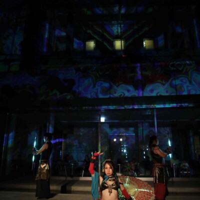 しいのき迎賓館のデジタル掛け軸の前でパフォーマンス