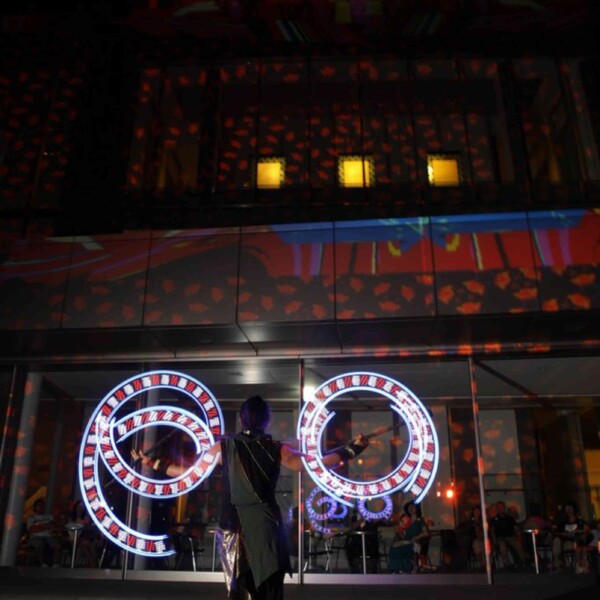 しいのき迎賓館のミュージアムウィークで、デジタル掛け軸の前でライトパフォーマンス