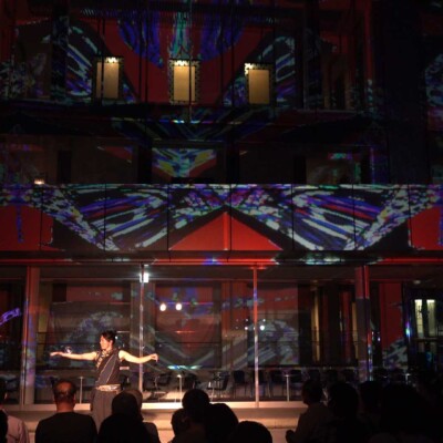 おこたんぺのコンタクトジャグリングとデジタル掛け軸 しいのき迎賓館のミュージアムウィークで、デジタル掛け軸の前でライトパフォーマンス