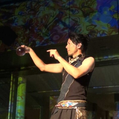 おこたんぺのコンタクトジャグリング しいのき迎賓館のミュージアムウィークで、デジタル掛け軸の前でライトパフォーマンス